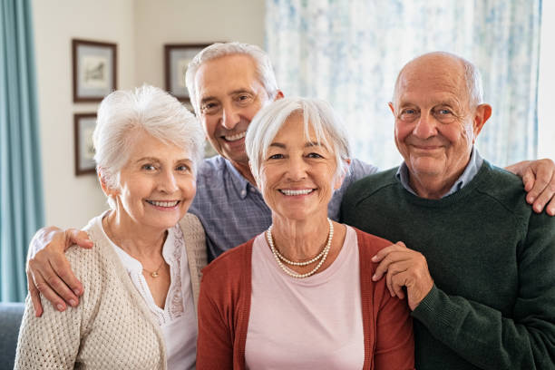 grupo de amigos seniores sorrindo juntos - comunidade de aposentados - fotografias e filmes do acervo