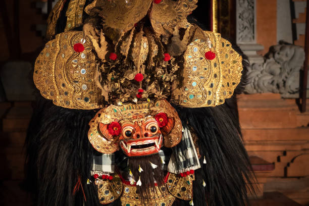 spettacolo tradizionale di danza barong balinese durante la cerimonia religiosa all'aperto a ubud, bali, indonesia - danza del legong immagine foto e immagini stock