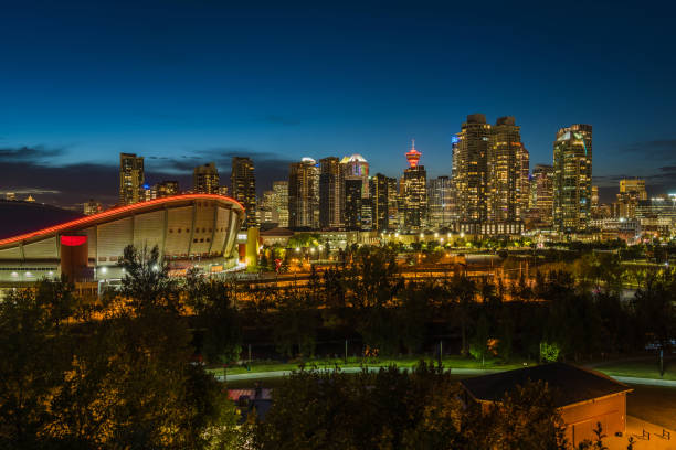 vista panorámica del horizonte de calgary en alberta, canadá - scotiabank saddledome fotografías e imágenes de stock