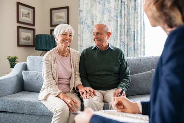 집에서 노인을 방문하는 사회복지사 - group of people aging process home interior indoors 뉴스 사진 이미지