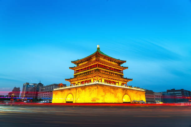 bell tower of xi'an at night. - xian audio imagens e fotografias de stock