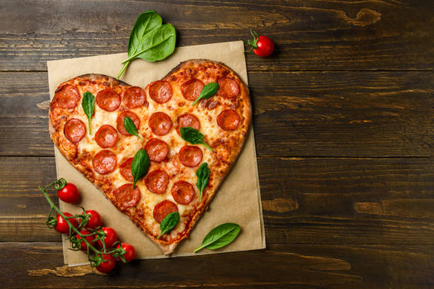 pepperoni de pizza en forma de corazón - sausage shaped fotografías e imágenes de stock