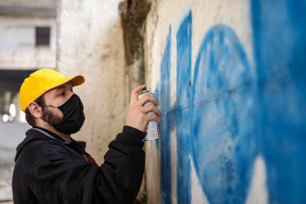 istock Street artist is spraying graffiti 1316211621
