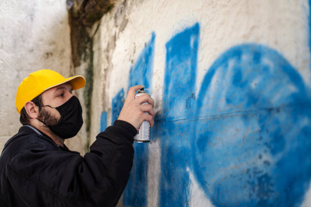 istock Street artist is spraying graffiti 1316211798