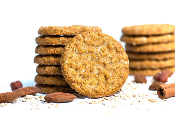 integrale kekse mit mandeln auf weißem hintergrund - cookie sugar oatmeal isolated stock-fotos und bilder