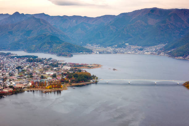 splendida vista paesaggistica sulla montagna fuji e sul lago kawaguchiko al mattino, giappone - lago kawaguchi foto e immagini stock