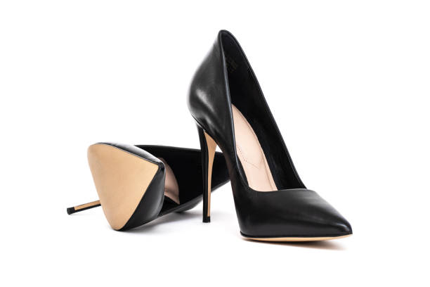 scarpe con tacco alto femminile nere isolate su bianco - black heels foto e immagini stock