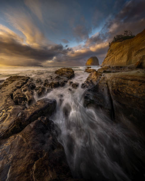 oszałamiający wschód słońca na przylądku kiwanda na wybrzeżu oregonu - cape kiwanda state park zdjęcia i obrazy z banku zdjęć