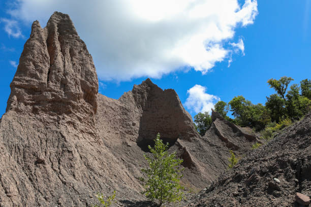 chimney bluffs state park. huron, new york - drumlin imagens e fotografias de stock