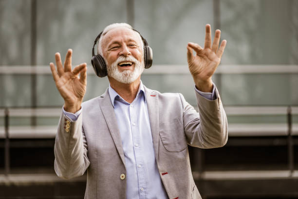 empresário - men smiling headphones individuality - fotografias e filmes do acervo