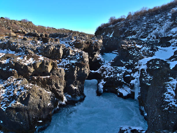晴れた冬の日にフーンフォッサーカスケード、フーセーフル、自然の岩のアーチと氷の形成と西アイスランドの近くの峡谷でバルナフォスの滝の美しい景色。 - natural phenomenon waterfall rock tranquil scene ストックフォトと画像