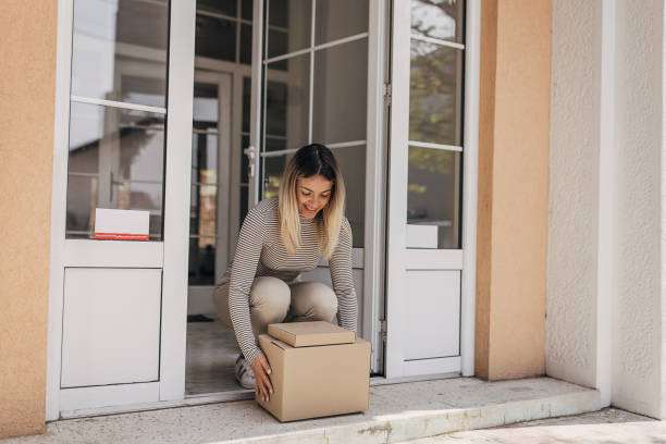 frau holt paket ab - hole stock-fotos und bilder