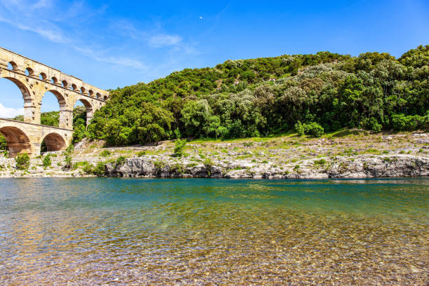 pont du gard è un porticato a tre livelli - aqueduct roman ancient rome pont du gard foto e immagini stock