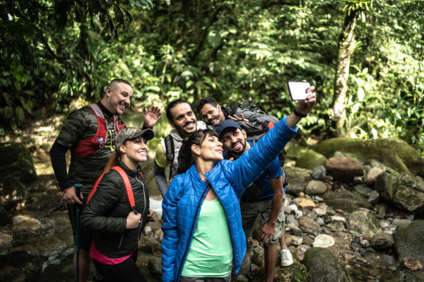 amigos tirando uma selfie ou filmando durante caminhadas - people traveling journey group of people hiking - fotografias e filmes do acervo