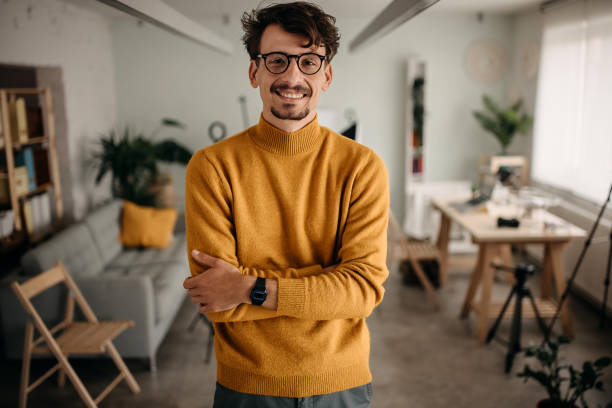 fotógrafo está terminando trabajo en su oficina - director creativo fotografías e imágenes de stock