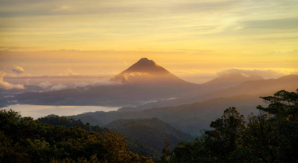 wulkan arenal w środkowej kostaryce widziany z monteverde - costa rican sunset zdjęcia i obrazy z banku zdjęć