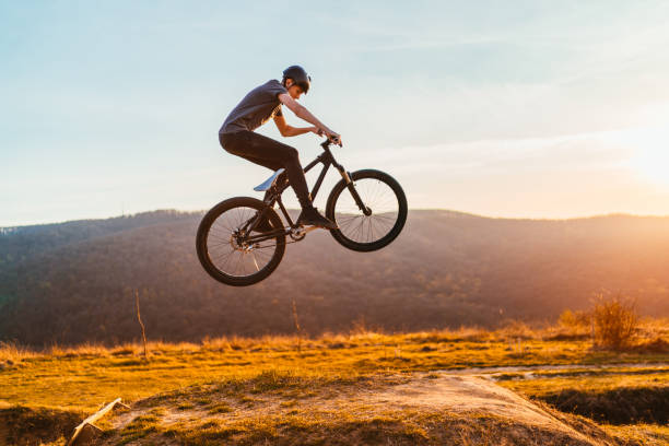 산악 자전거를 타고 공중을 날아다니는 청년 - dirt jumping 뉴스 사진 이미지