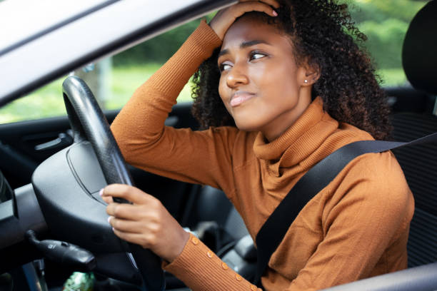 donna arrabbiata frustrata bloccata in ingorgo - car insurance women driving foto e immagini stock