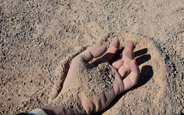 la mano de un hombre enterrado en un accidente que trae terremotos o accidentes mineros. - war crimes fotografías e imágenes de stock