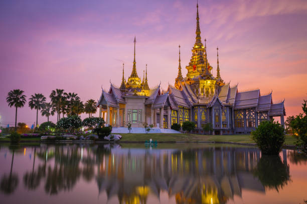 wat non kum es un hermoso y famoso templo situado en el distrito de sikhio, provincia de nakhon ratchasima en el crepúsculo - art thailand thai culture temple fotografías e imágenes de stock