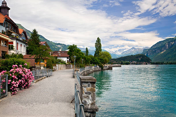 湖畔での brienz 、ベルンキャントン,switzerland - brienz bernese oberland village lake ストックフォトと画像