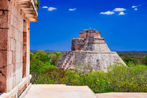 uxmal, meksyk - piramida magii, cywilizacja majów na jukatanie - latin america travel destinations yucatan mexico zdjęcia i obrazy z banku zdjęć