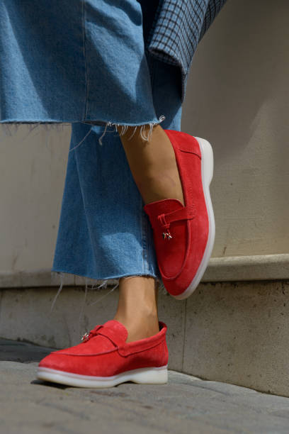 mulher com um sapato de camurça vermelho estiloso, jeans azul, camisa branca e casaco xadrez da moda posando na rua. par de sapatos femininos da moda. - women dancing contemporary red - fotografias e filmes do acervo