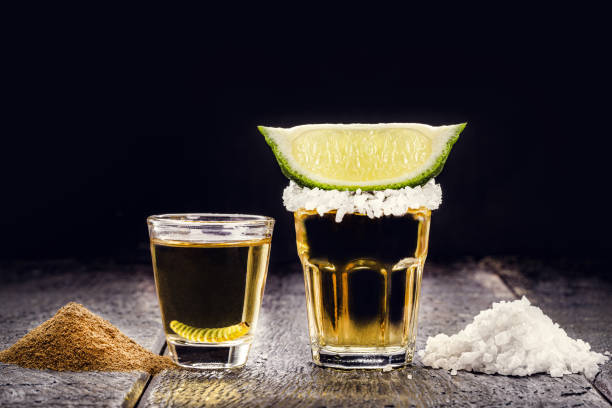 전형적인 멕시코 음료, 후추 소금을 곁들인 메즈칼, 레몬과 소금을 곁들인 황금데킬라 옆에 아가베 유충 - tequila shot 뉴스 사진 이미지