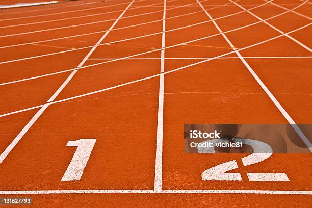 Foto de Pista De Corrida e mais fotos de stock de Borracha - Material - Borracha - Material, Branco, Campo esportivo