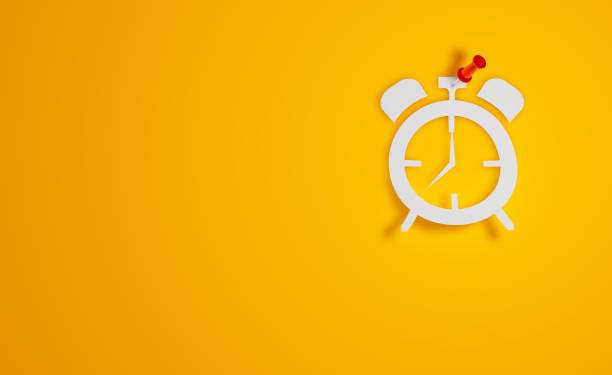 simbolo orologio carta pin su sfondo giallo - deadline time clock urgency foto e immagini stock