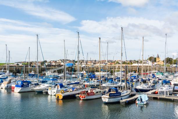 hafen in anstruther küstenort in fife, schottland - scotland fife firth of forth waterbreak stock-fotos und bilder