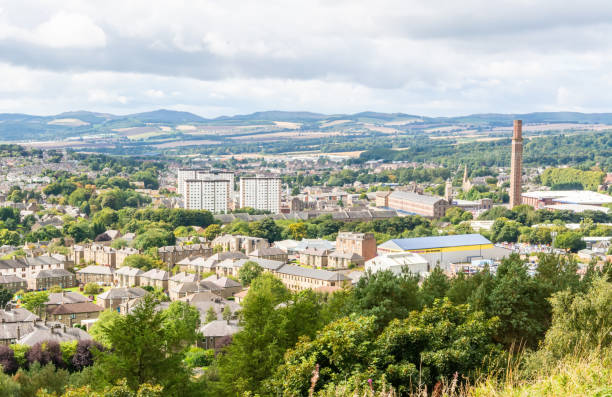 vue au-dessus de dundee, ecosse - firth photos et images de collection