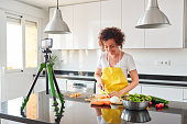 junge-bloggerin-und-online-influencerin-die-videoinhalte-zu-gesundem-essen-aufnimmt.jpg?b=1&s=170x170&k=20&c=l6xzO-3VCqRwjkW5X6qg-FYXcgvaWD-_oS26z5clDLU=