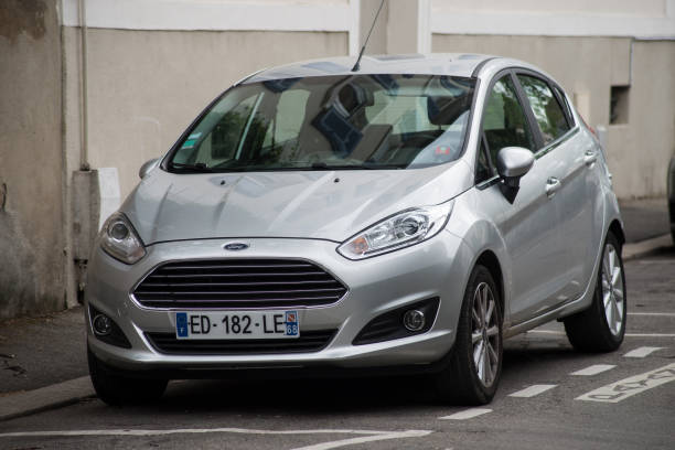 vista frontale della ford fiesta grigia parcheggiata in strada - ford fiesta foto e immagini stock