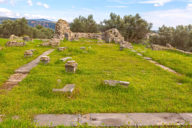 ruines antiques de sparte, péloponnèse, grèce - sparta greece ancient past archaeology photos et images de collection