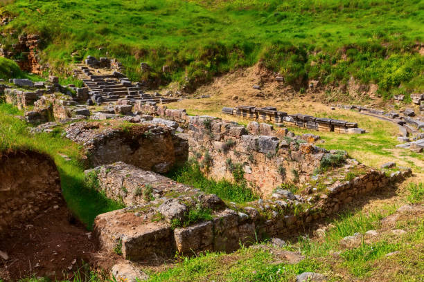 ruines antiques de sparte, péloponnèse, grèce - sparta greece ancient past archaeology photos et images de collection