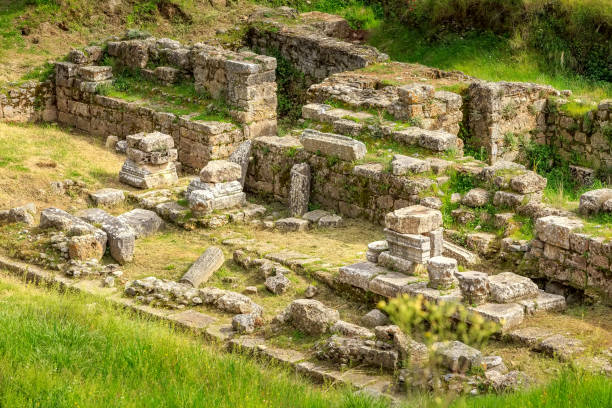 древние руины спарты, пелопоннес, греция - sparta greece ancient past archaeology стоковые фото и изображения