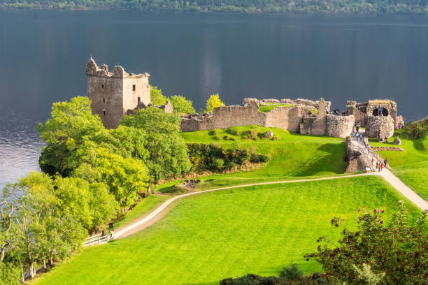 vista do lago ness e castelo de urquhart arruinado na escócia - urquhart castle - fotografias e filmes do acervo