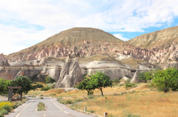 фея дымоход или многоголовые каменные грибы, каппадокия, турция - goreme rural scene sandstone color image стоковые фото и изображения