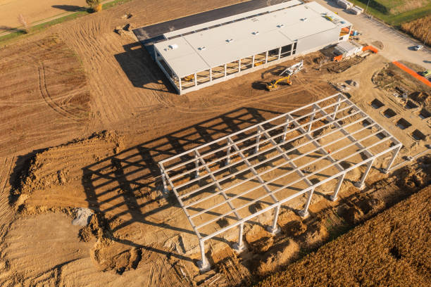 vista dall'alto della struttura del telaio in cantiere - stockyards industrial park foto e immagini stock