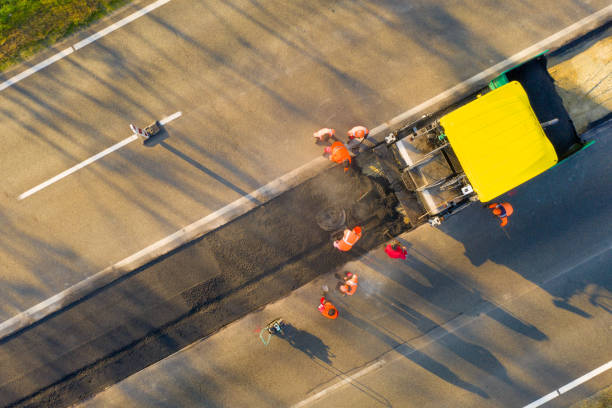 건설 중인 컨트리 로드의 공중 보기 - asphalt truck transportation mode of transport 뉴스 사진 이미지