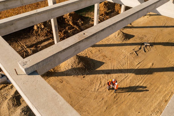 프레임 구조 아래에 서 있는 건설 노동자 - stockyards industrial park 뉴스 사진 이미지