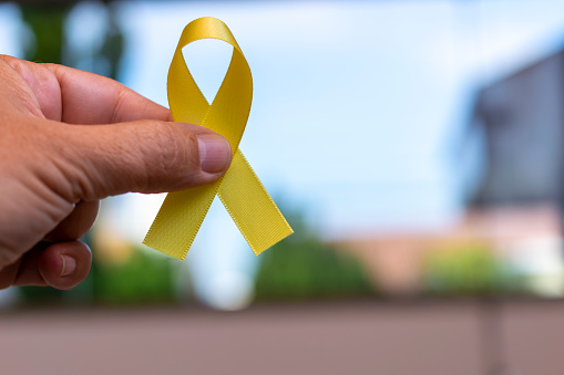 Mayo amarillo. cinta de mano con lazo amarillo, que representa la campaña de prevención de accidentes. photo