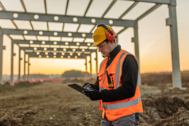 建設現場でデジタルタブレットを使用したアーキテクト - building activity construction manual worker men ストックフォトと画像