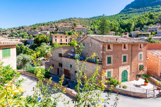 paysage urbain de village de deia, île de majorque, espagne - valldemossa photos et images de collection