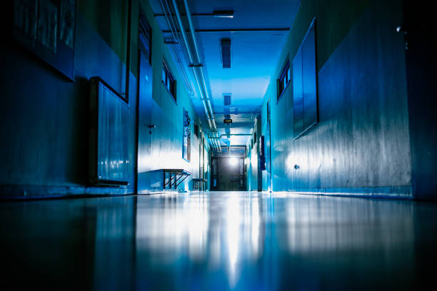 pasillo vacío del hospital por la noche - spooky corridor horror entrance hall fotografías e imágenes de stock