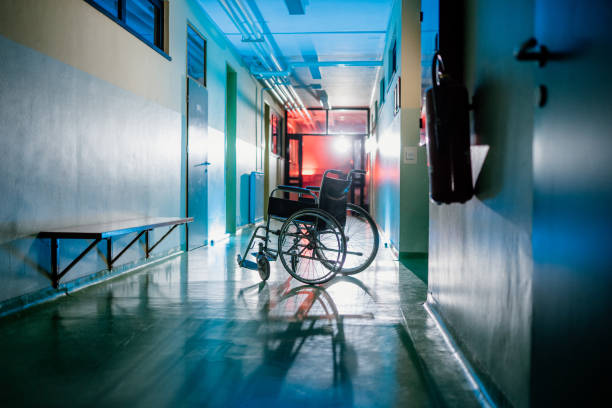 пустая инвалидная коляска в больничном коридоре - emergency room flash стоковые фото и изображения