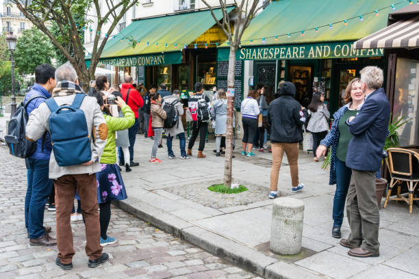 livraria shakespeare and company na rue de la bucherie em paris - shakespeare and company - fotografias e filmes do acervo