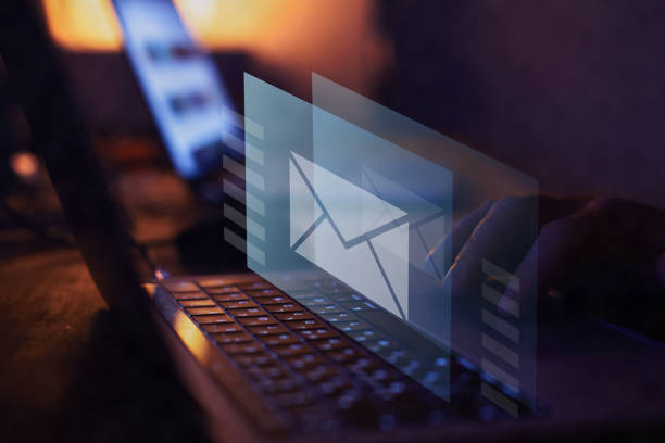 電子メールマーケティングの概念, 電子メールを送信 - human hand e mail communication internet ストックフォトと画像