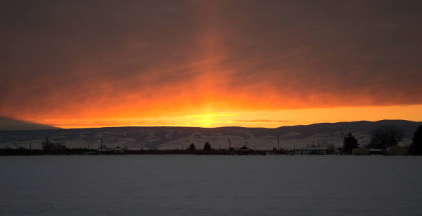 sol espigando la puesta de sol sobre las montañas en cascada del noroeste del pacífico visto desde el valle inferior de yakima - 6731 fotografías e imágenes de stock